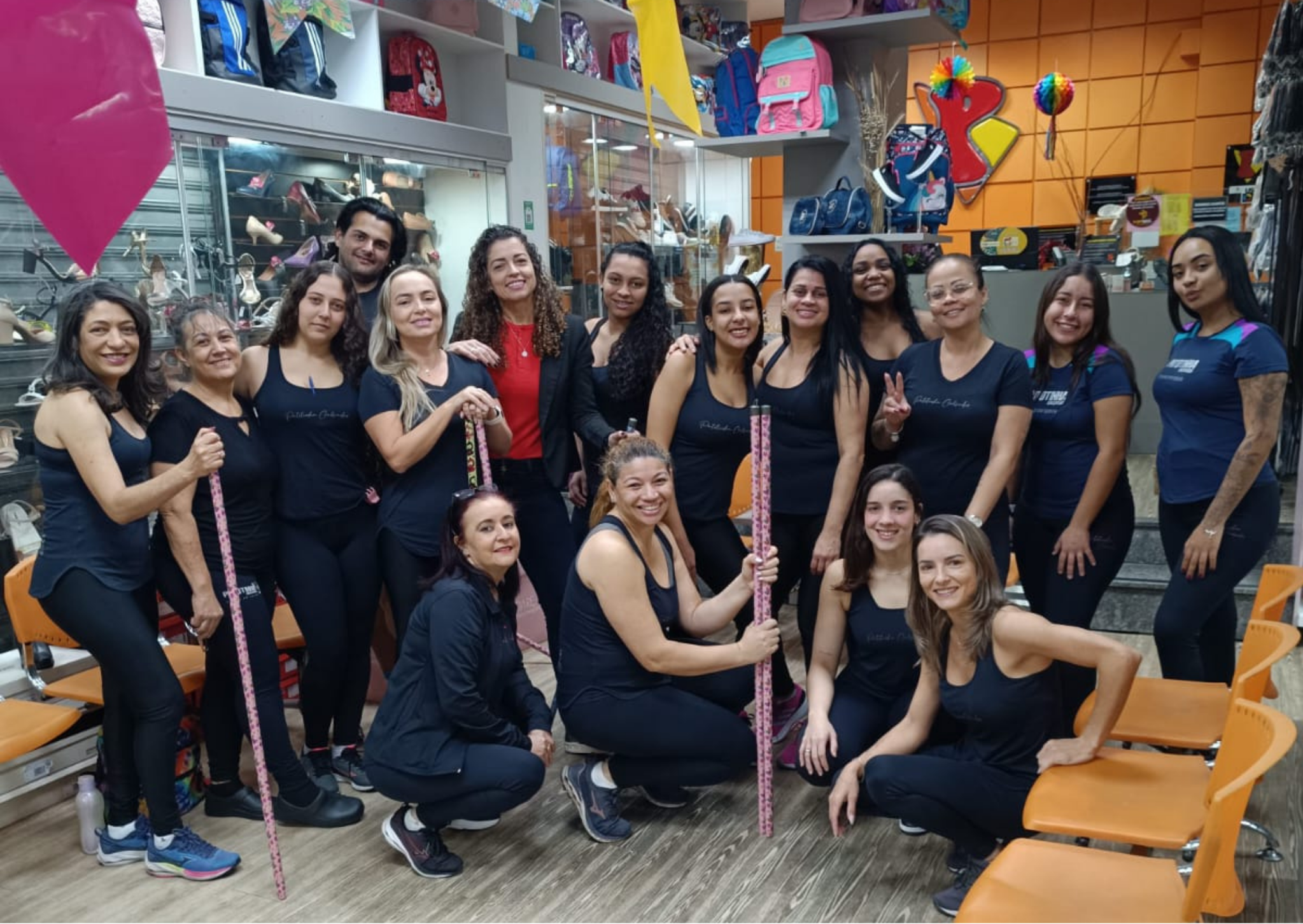 Patrícia Andrade com uma equipe após um trabalho de desenvolvimento