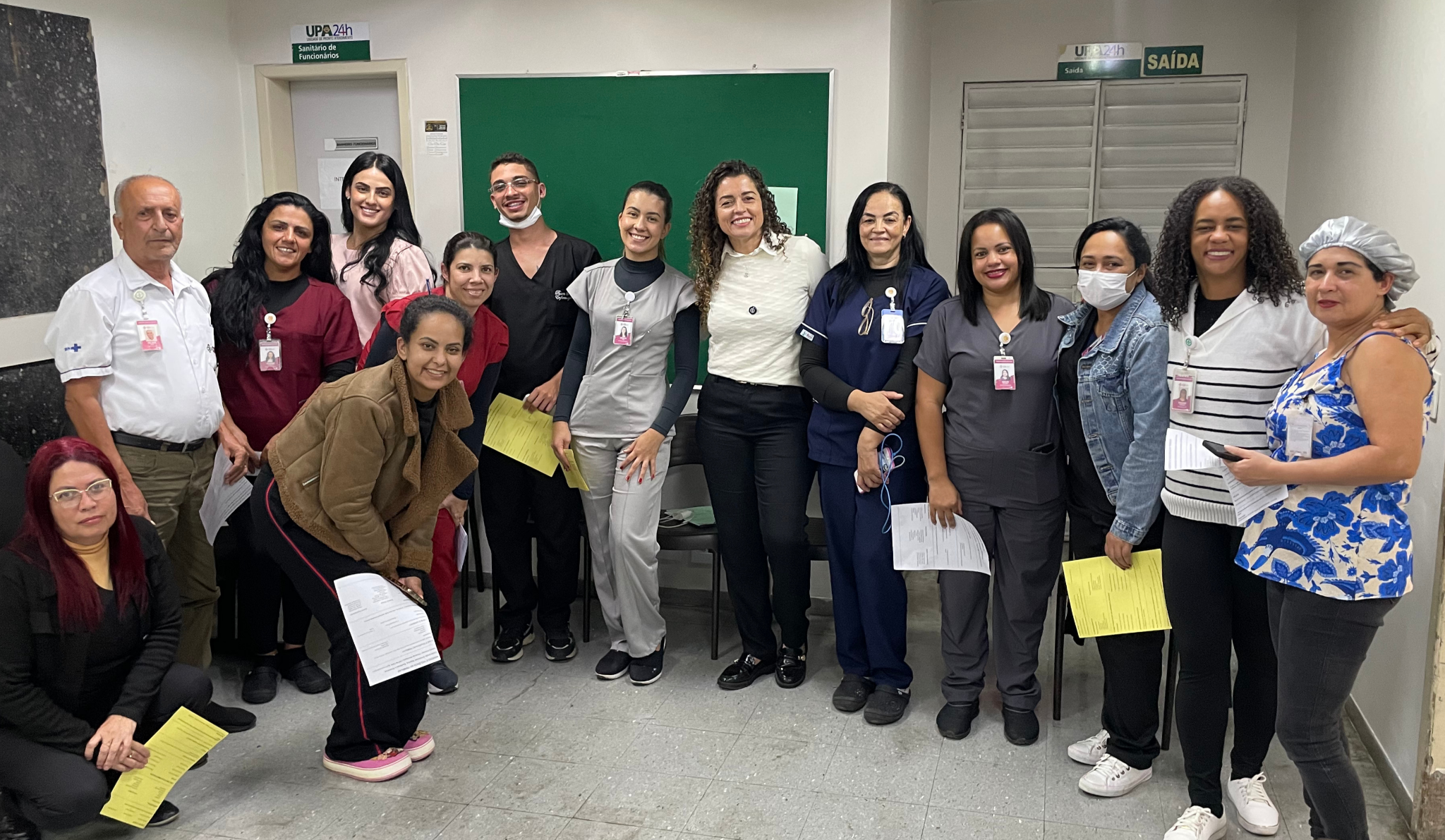 Patrícia Andrade com profissionais de uma unidade de saúde